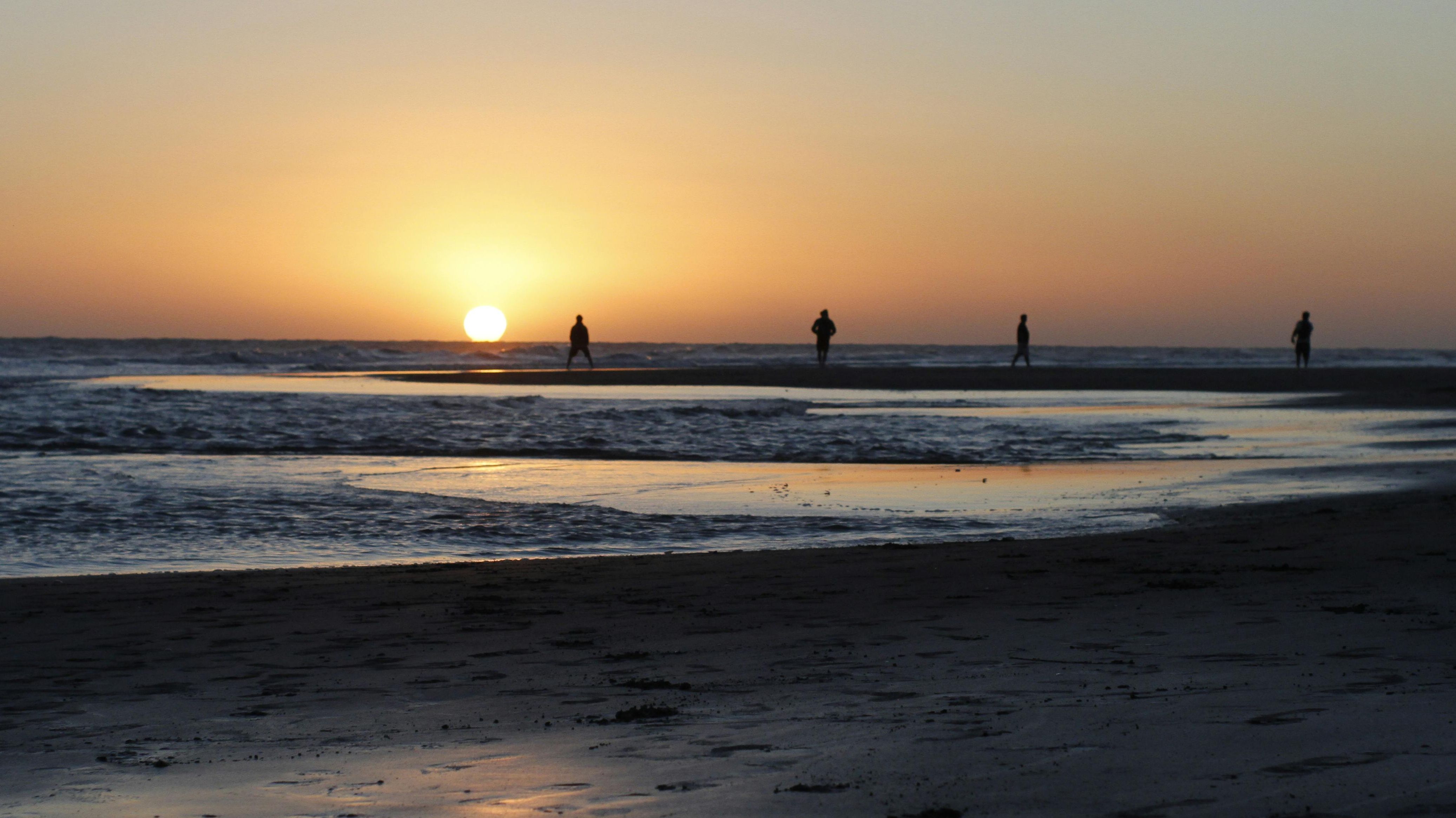 Descubrí la única playa argentina con un maravilloso amanecer e increíble puesta de sol